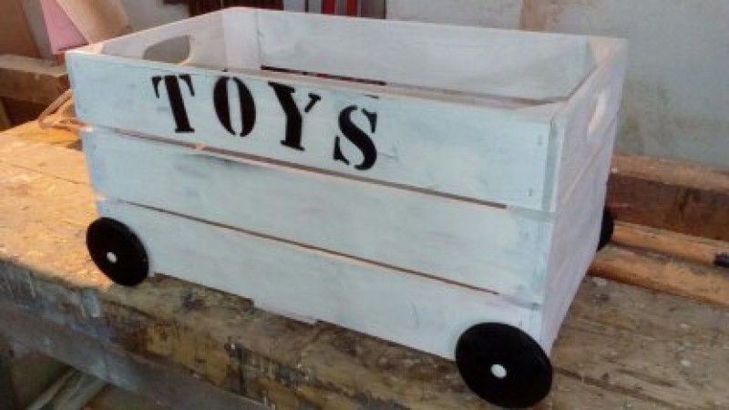 CAJA DE MADERA TOYS 47X27X23 CON RUEDAS