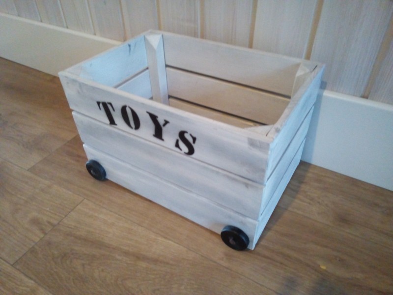 CAJA DE MADERA TOYS 47X27X23 CON RUEDAS