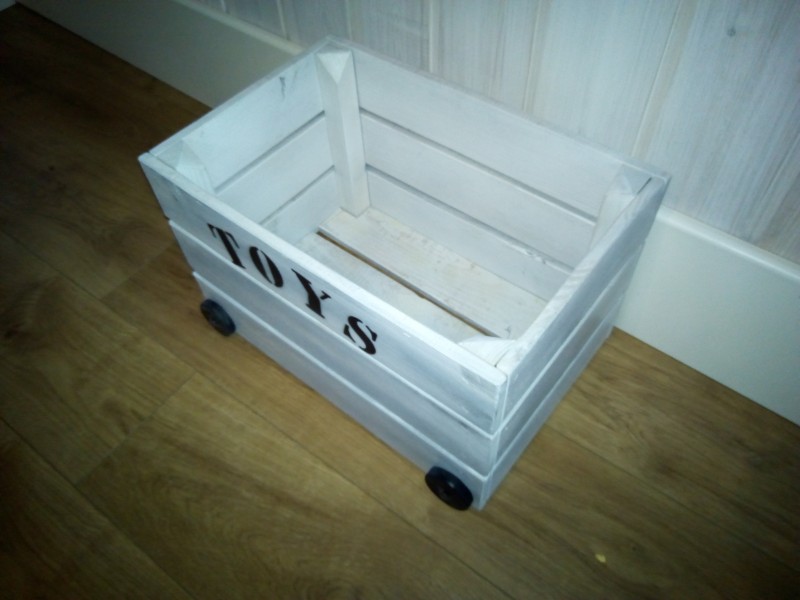 CAJA DE MADERA TOYS 47X27X23 CON RUEDAS